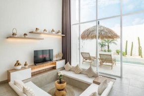 6 min to beach - NEW Luxe Pool Loft w/120' Cinema